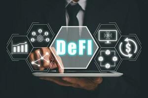 defi, decentraliserad finansiera begrepp, affärsman arbetssätt på läsplatta med decentraliserad finansiera ikon på virtuell skärm, begrepp av blockchain, decentraliserad finansiell systemet foto