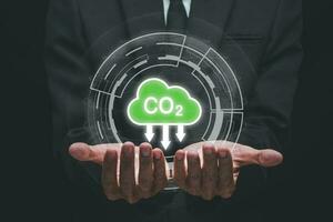 minska co2 utsläpp begrepp, person hand innehav med vr skärm co2 ikon, hållbar utveckling och grön företag baserad på förnybar energi, elektrisk transport.. foto