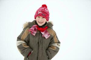 barn i vinter. glad pojke i vinter- kläder ler. foto