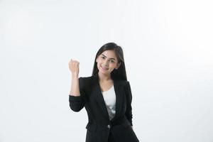 asiatisk affärskvinna i kostym på vit bakgrund