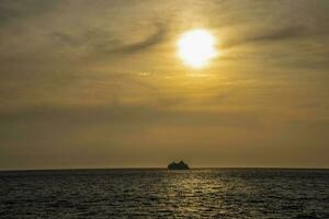 en kryssning fartyg segel in i de solnedgång på en sommar dag. foto