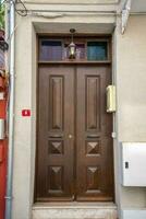 de främre dörr är brun trä, i de gammal stil. foto