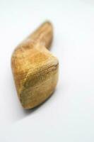 de sida vinkel av ett indonesiska mortelstöt eller knåda till slipa kryddor i en cobek eller kvarn som är tillverkad av trä. foto