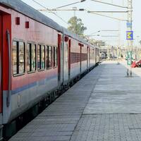 indisk järnväg tåg på amritsar järnväg station plattform under morgon- tid, färgrik tåg på amritsar, punjab järnväg station foto