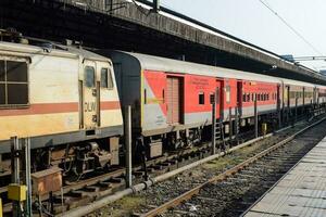 indisk järnväg tåg på amritsar järnväg station plattform under morgon- tid, färgrik tåg på amritsar, punjab järnväg station foto