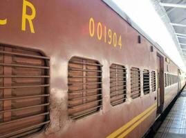 indisk järnväg tåg på amritsar järnväg station plattform under morgon- tid, färgrik tåg på amritsar, punjab järnväg station foto