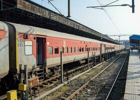 indisk järnväg tåg på amritsar järnväg station plattform under morgon- tid, färgrik tåg på amritsar, punjab järnväg station foto