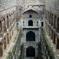 agrasen ki baoli - steg väl belägen i de mitten av connaught placerad ny delhi Indien, gammal gammal arkeologi konstruktion foto