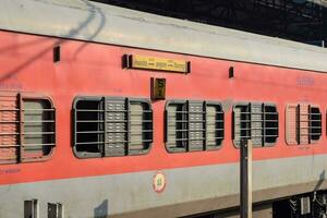 indisk järnväg tåg på amritsar järnväg station plattform under morgon- tid, färgrik tåg på amritsar, punjab järnväg station foto