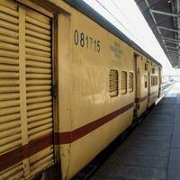 indisk järnväg tåg på amritsar järnväg station plattform under morgon- tid, färgrik tåg på amritsar, punjab järnväg station foto