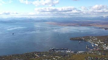 Flygfoto över landskapet med utsikt över petropavlovsk kamchatsky foto