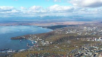 Flygfoto över landskapet med utsikt över petropavlovsk kamchatsky foto