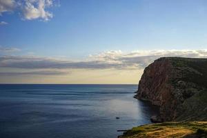 marinmålning med utsikt över klipporna i Balaklava Crimea foto