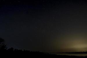 Vintergatan med stjärnor på en natthimlen bakgrund foto