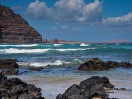 vågor närmar sig kusten vid Orzola Lanzarote Kanarieöarna foto