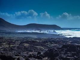 utsikt över el golfo och den svarta vulkaniska kusten på Lanzarote Kanarieöarna foto