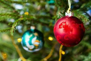 dekorativ glas bollar på naturlig jul träd foto