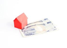 rött huspapper och japansk pengarsedel för lånekoncept foto