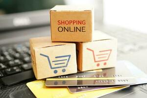 online shopping, kundvagnslåda med kreditkort, import export, finanshandel. foto