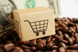 kundvagnslåda på kaffebönor, shopping online för export eller import. foto
