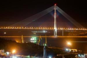 nattlandskap med utsikt över fartygen och den ryska bron foto