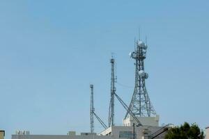 telekommunikation mast TV antenner trådlös teknologi med blå himmel i de morgon- foto