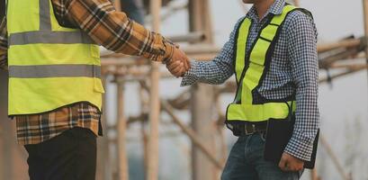 professionell mekanisk ingenjör team arbetssätt på personlig dator på metall svarv industriell tillverkning fabrik. ingenjör rörelse svarv maskineri. produkt kvalitet inspektion foto