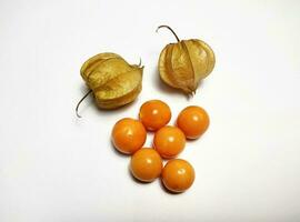 mogen gyllene bär frukter, eller cape krusbär, eller physalis isolerat på vit bakgrund. foto