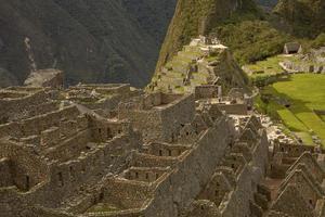 människor som besöker förlorade inkastaden Machu Picchu nära Cusco i Peru foto