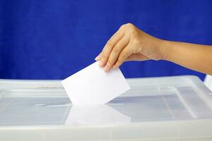 thai människor kasta deras valsedel papper in i de låda till rösta för medlemmar av de hus av representanter, använder sig av val på en valkrets grund och parti-lista proportionell representation. foto