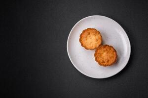 utsökt bakad muffin eller tartlet med ost och russin foto