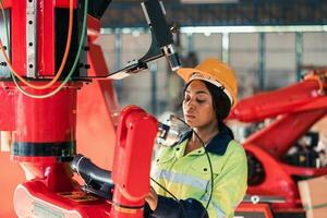 robot tekniker prestera regelbunden underhåll förbi inspektera, testning, och reparation maskineri och motorer till säkerställa de stanna kvar i standard skick.inspelning och rapportering skadad, Ofullständig objekt foto