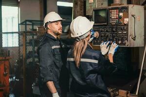 robot tekniker prestera regelbunden underhåll förbi inspektera, testning, och reparation maskineri och motorer till säkerställa de stanna kvar i standard skick.inspelning och rapportering skadad, Ofullständig objekt foto