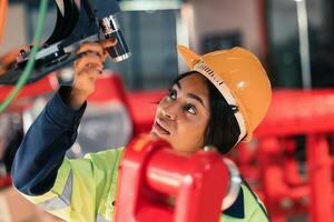 robot tekniker prestera regelbunden underhåll förbi inspektera, testning, och reparation maskineri och motorer till säkerställa de stanna kvar i standard skick.inspelning och rapportering skadad, Ofullständig objekt foto