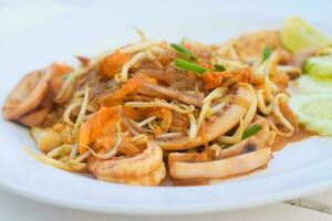 thai Wokad ris spaghetti med räka foto