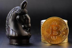 kryptovalutamynt på bordet och digitala valutapengekoncept foto