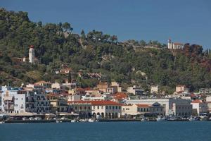 panoramautsikt över en vacker sommardestination och hamn på ön Zakynthos i Grekland foto
