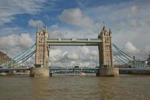 Tower Bridge i staden London öppnade denna ikoniska bro 1894 och används av cirka 40000 personer om dagen foto