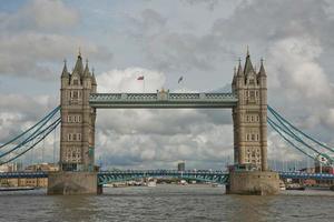 Tower Bridge i staden London öppnade denna ikoniska bro 1894 och används av cirka 40000 personer om dagen foto