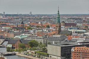 horisont av den skandinaviska staden Köpenhamn i Danmark under en molnig dag foto