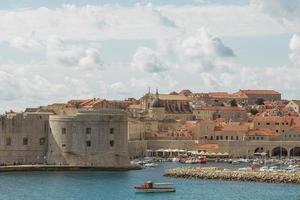 panoramautsikt över bukten och gamla stan i Dubrovnik Kroatien foto