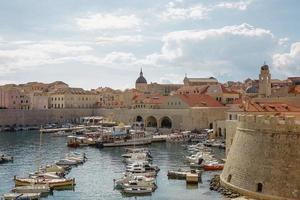 bukten och gamla stan i Dubrovnik Kroatien
