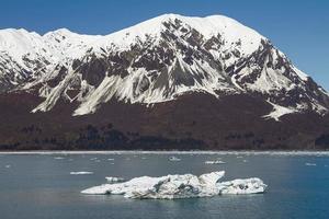 stort isberg som flyter nära Hubbard-glaciären i Alaska