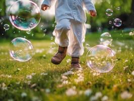 en stänga - upp av stor bubblor, suddig bakgrund av en barnets ben bär vit kläder och löpning runt om på de gräsmatta. ai generativ foto