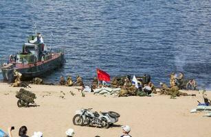 samara, Ryssland, 2016-07-31, Semester av de Marin. som visar militär fordon i handling. rekonstruktion av de stridande på de volga flod. foto