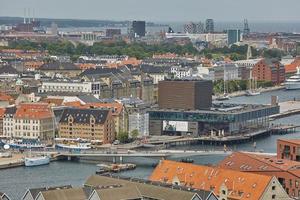 horisont av den skandinaviska staden Köpenhamn i Danmark under en molnig dag foto