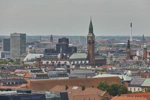 horisont av den skandinaviska staden Köpenhamn i Danmark under en molnig dag foto