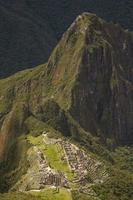 ruinerna av den förlorade inkastaden Machu Picchu och Wayna Picchu nära Cusco i Peru foto