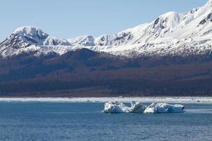 isberg som flyter i havet nära Hubbard-glaciären i Alaska foto