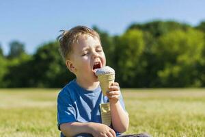 en Lycklig pojke är äter is grädde utomhus i de parkera. foto